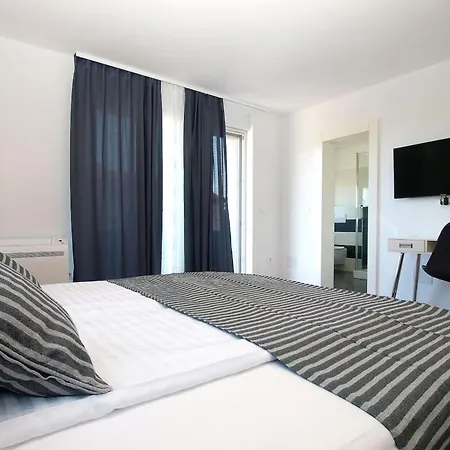 Ferienvilla Mit Privatem Pool By Interhome Hébergement de vacances Pula