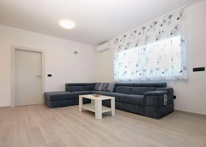 Ferienvilla Mit Privatem Pool By Interhome Semesterbostad Pula